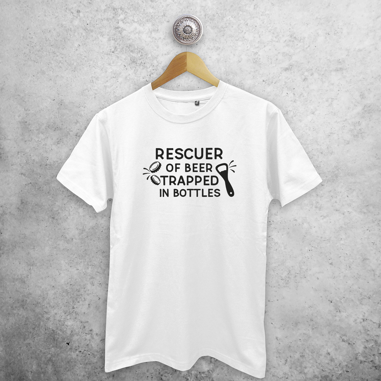 Rescuer of beer trapped in bottles' volwassene shirt