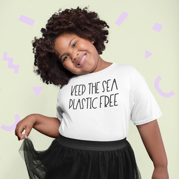 'Keep the sea plastic free' kind shirt met korte mouwen