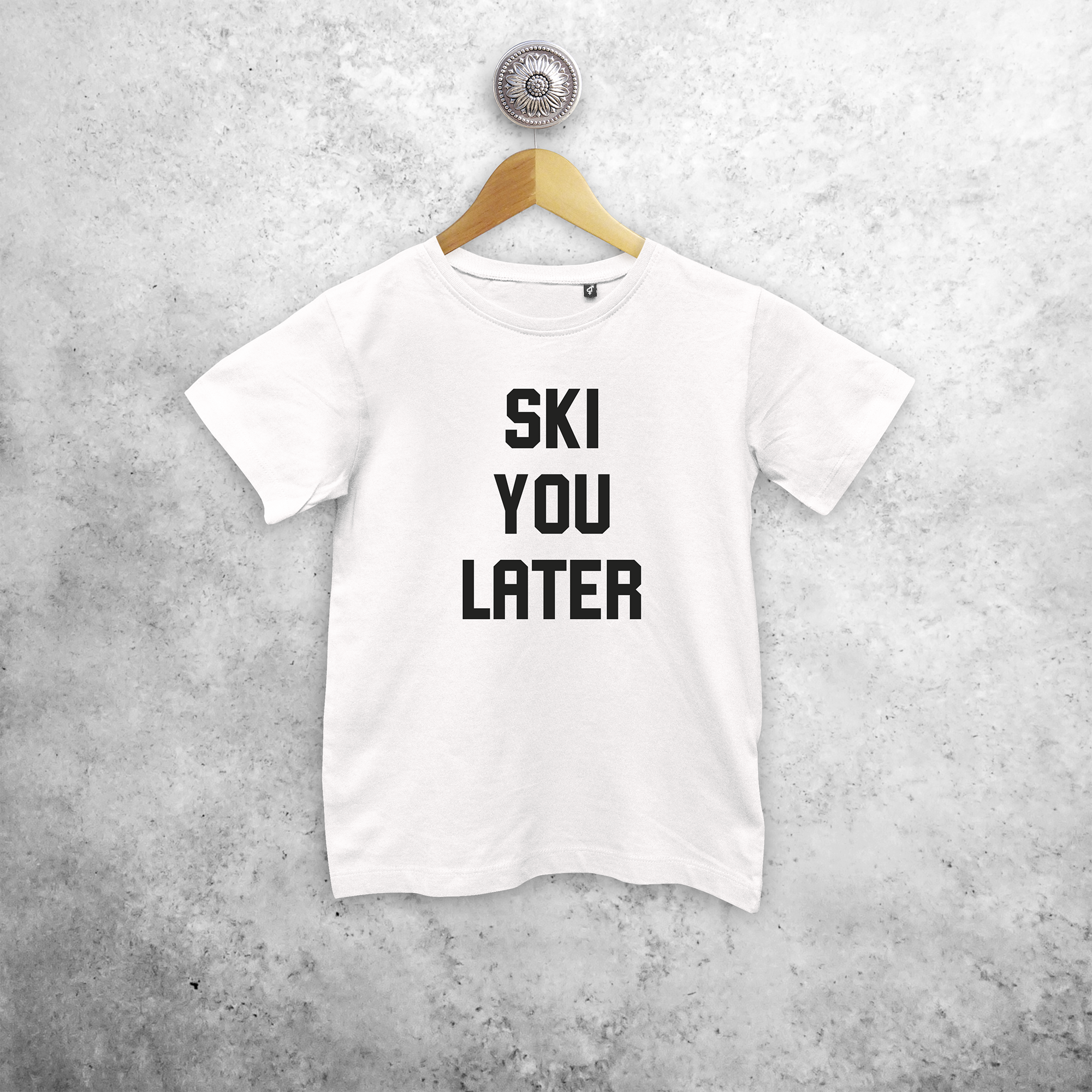 Kids shirt with short sleeves, with 'Ski je later' print by KMLeon.