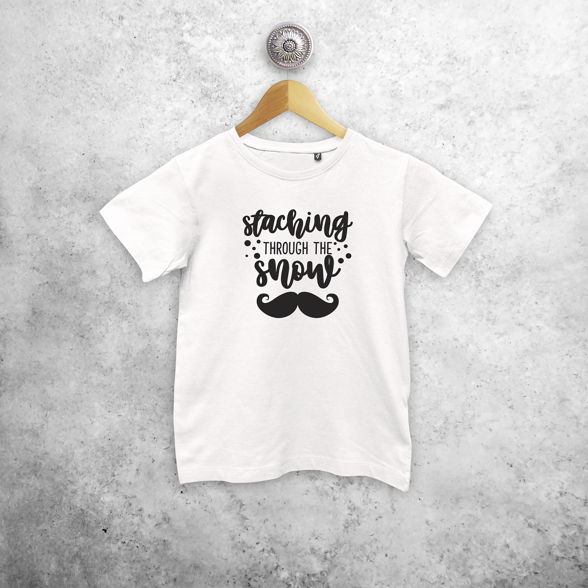 Kids shirt with short sleeves, with ‘Staching through the snow’ print by KMLeon.