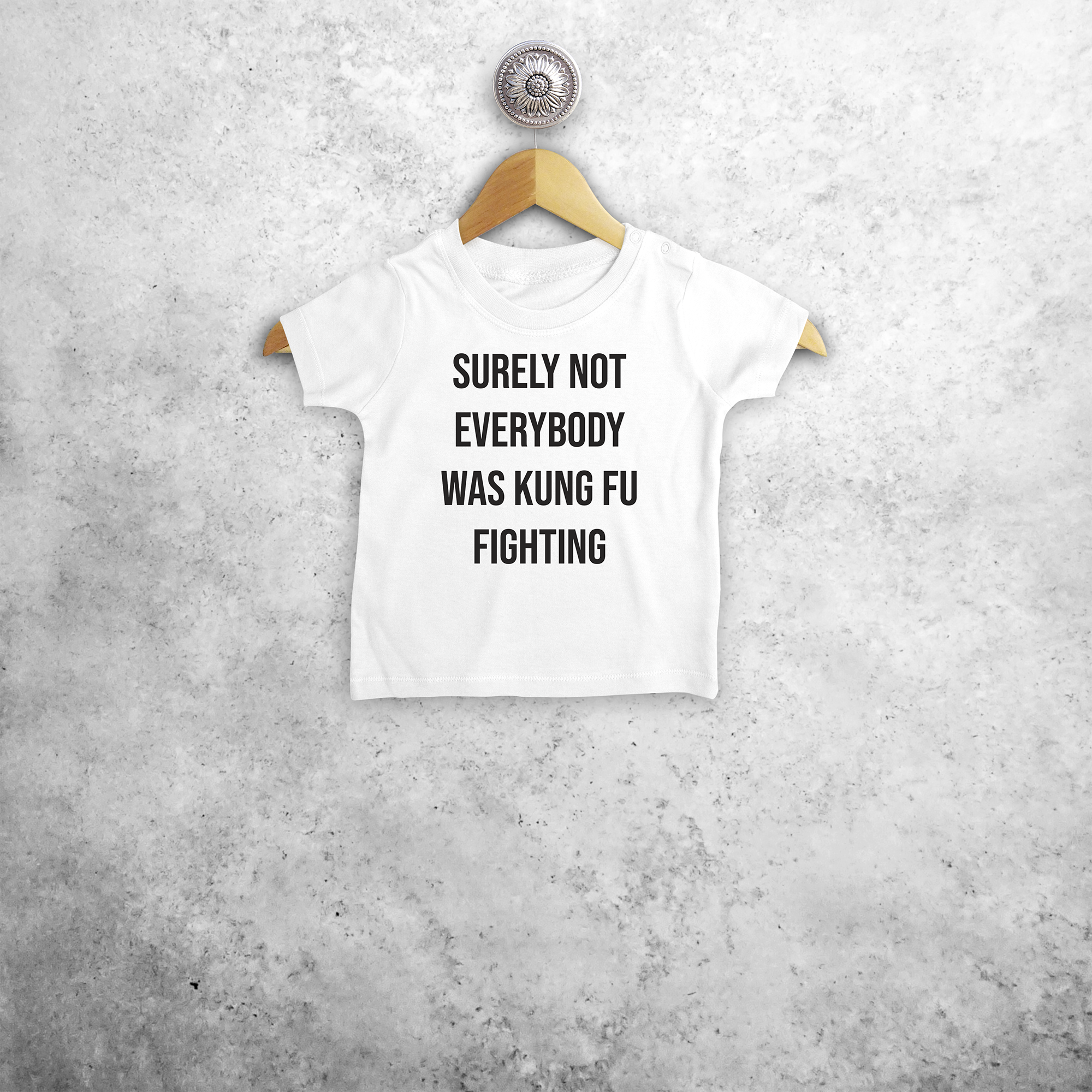'Surely not everybody was fung fu fighting' baby shirt met korte mouwen