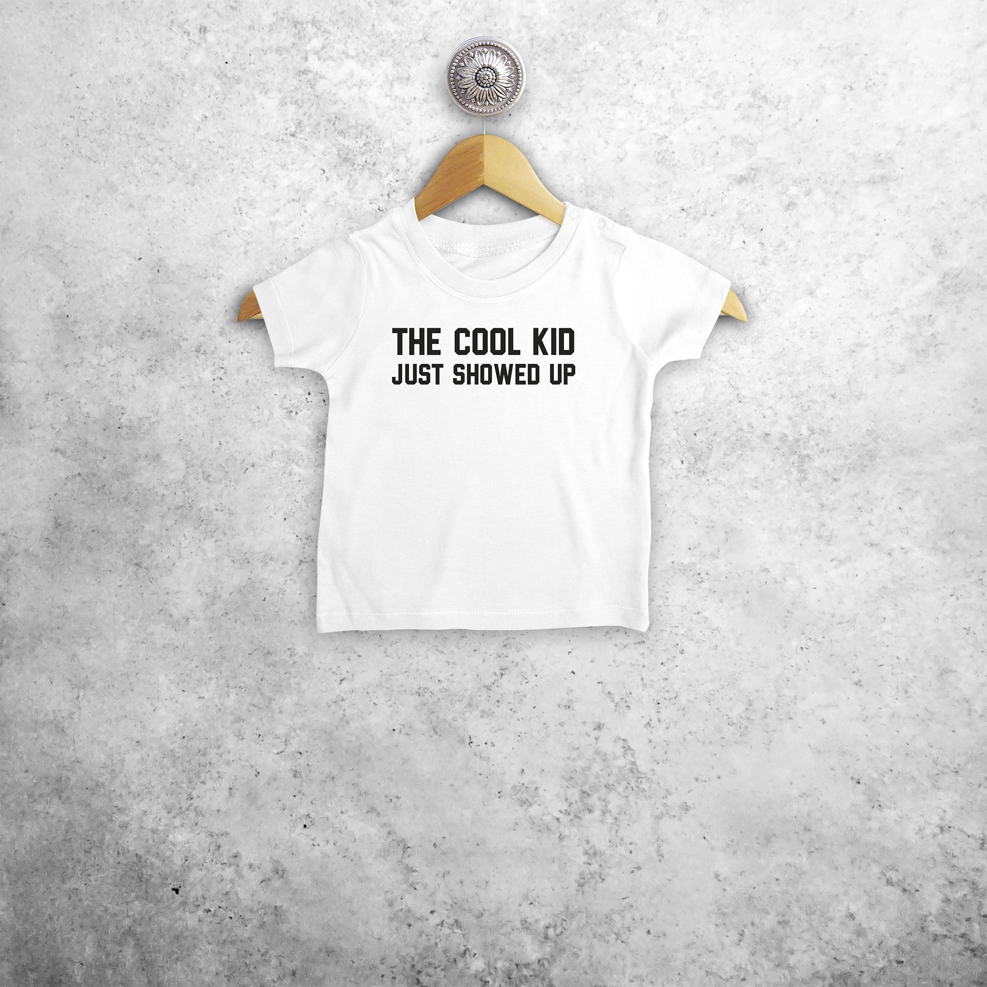 'The cool kid just showed up' baby shirt met korte mouwen