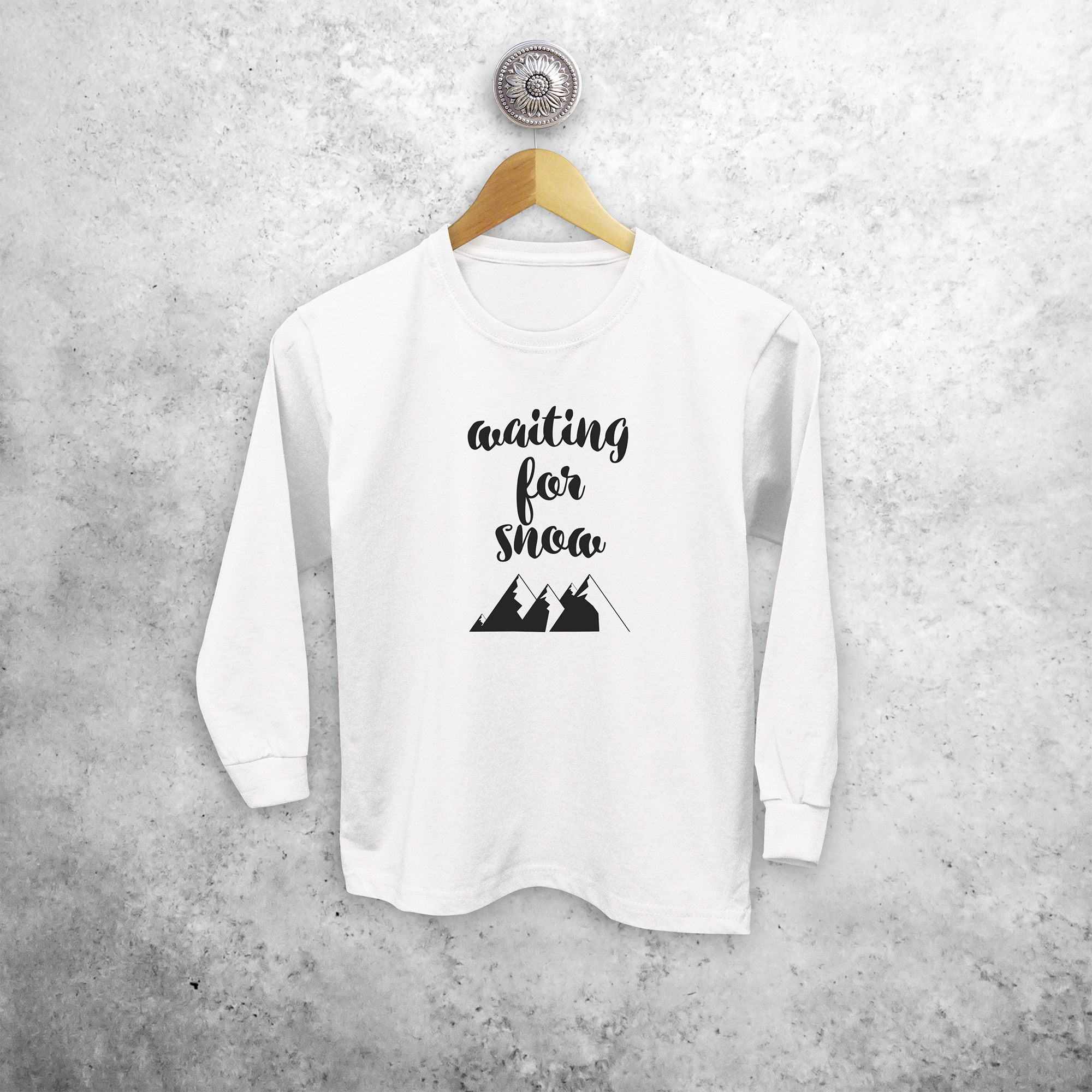 Kids shirt with long sleeves, with ‘Waiting for snow’ print by KMLeon.