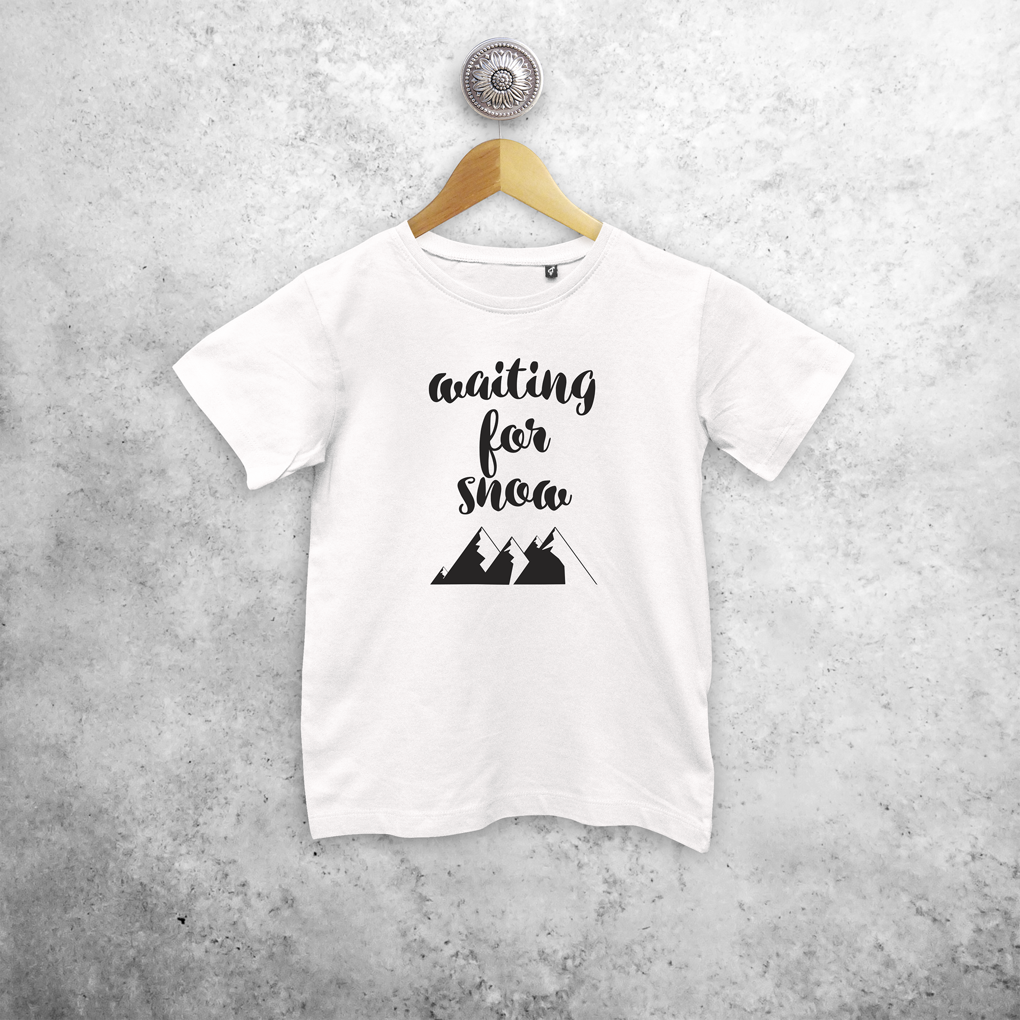 Kids shirt with short sleeves, with ‘Waiting for snow’ print by KMLeon.