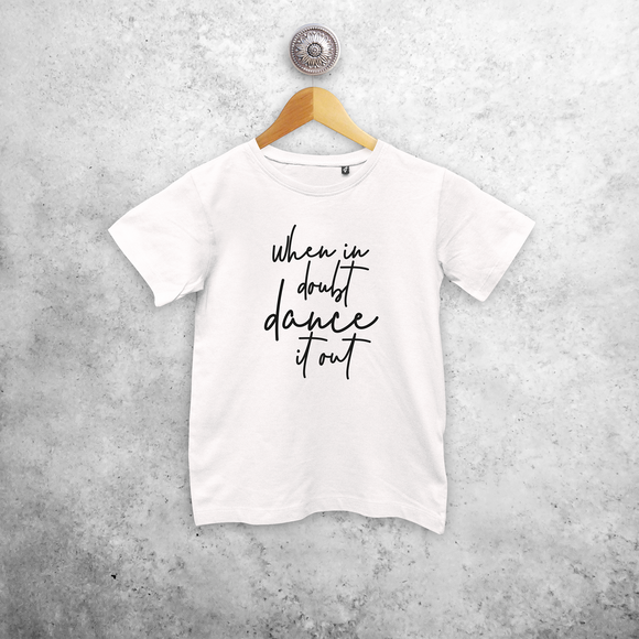 'When in doubt, dance it out' kind shirt met korte mouwen