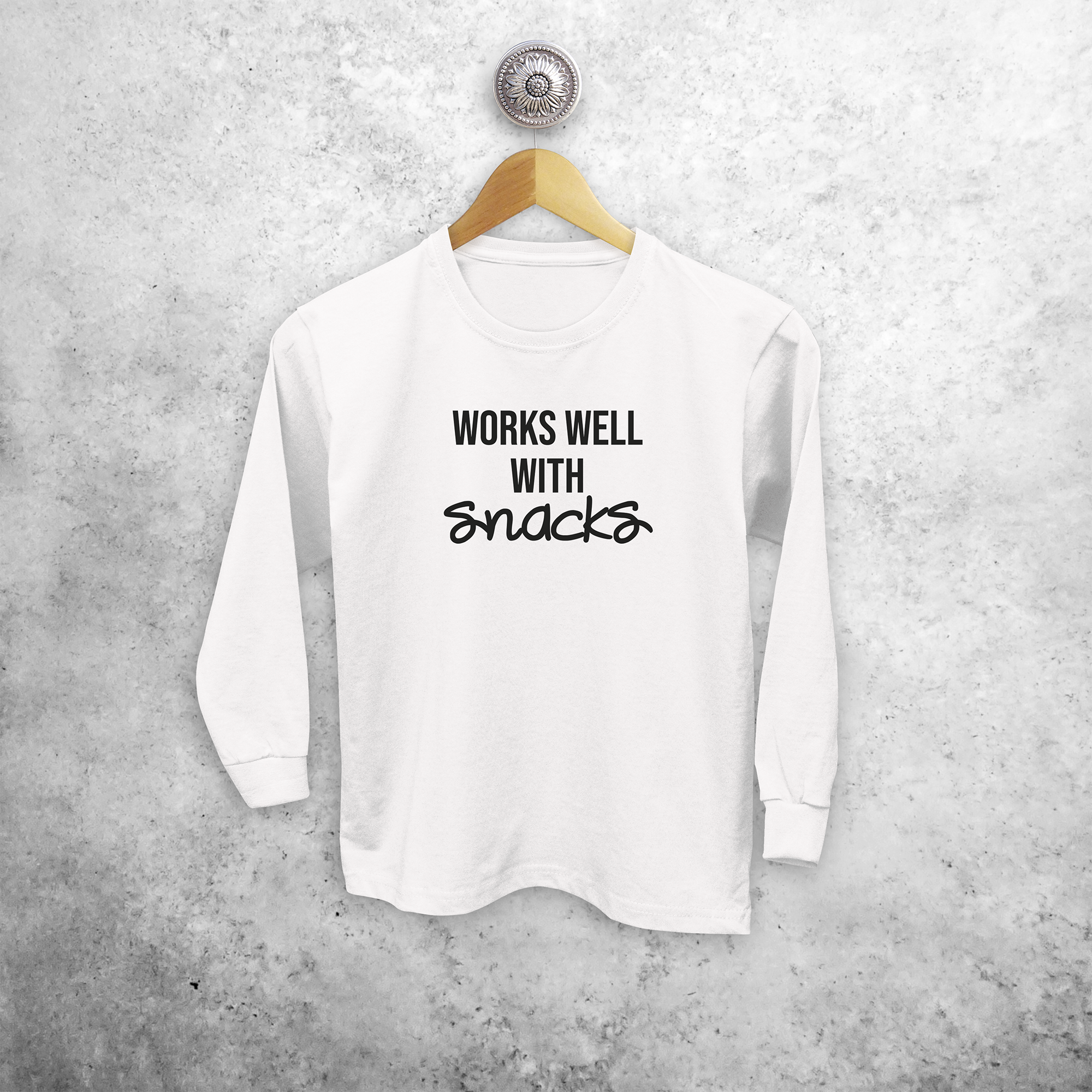 'Works well with snacks' kind shirt met lange mouwen
