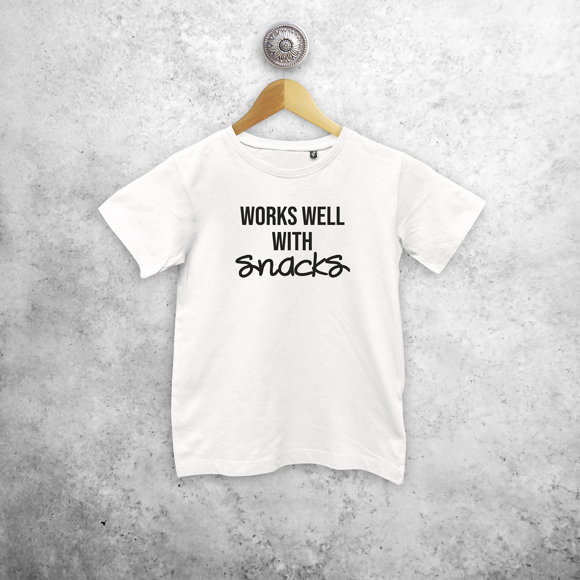 'Works well with snacks' kind shirt met korte mouwen