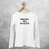 'Works well with snacks' volwassene shirt met lange mouwen